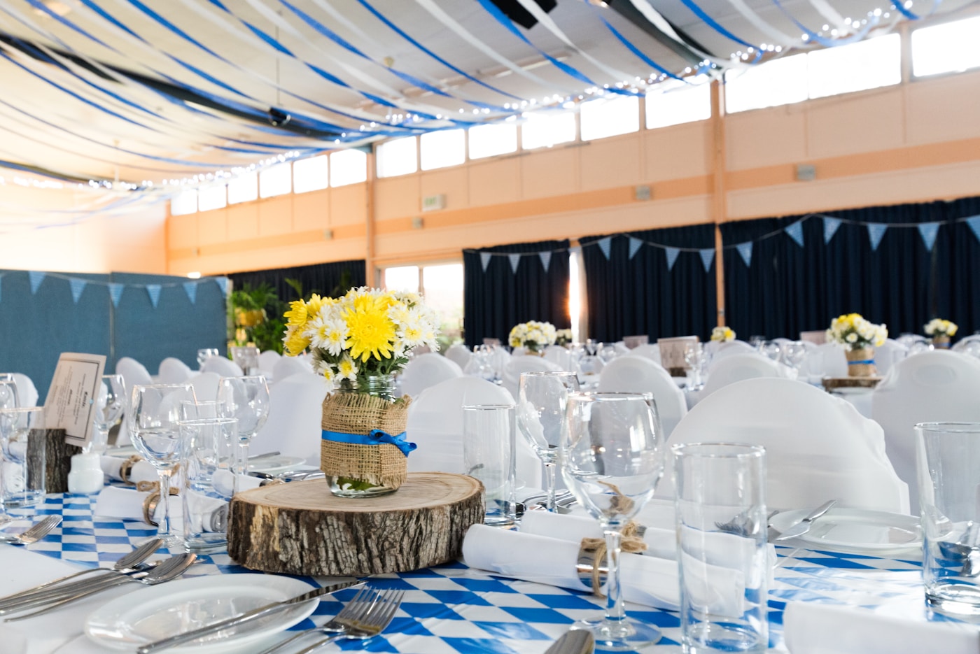 Montaje de banquete con mesas, sillas y decoración para evento