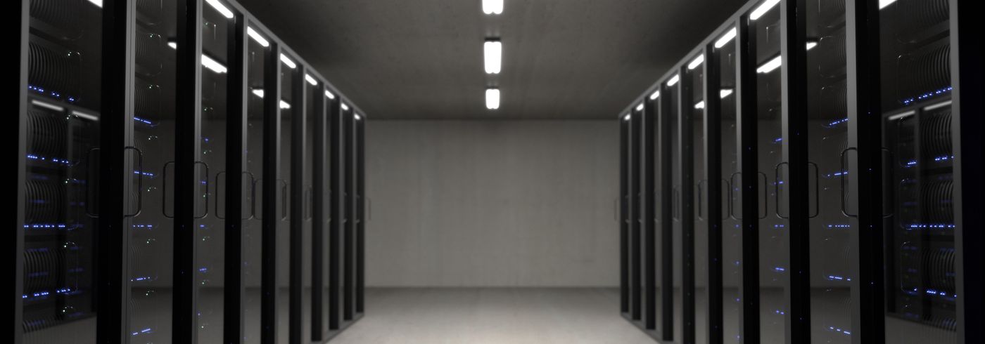 Pasillo de racks en un centro de datos moderno